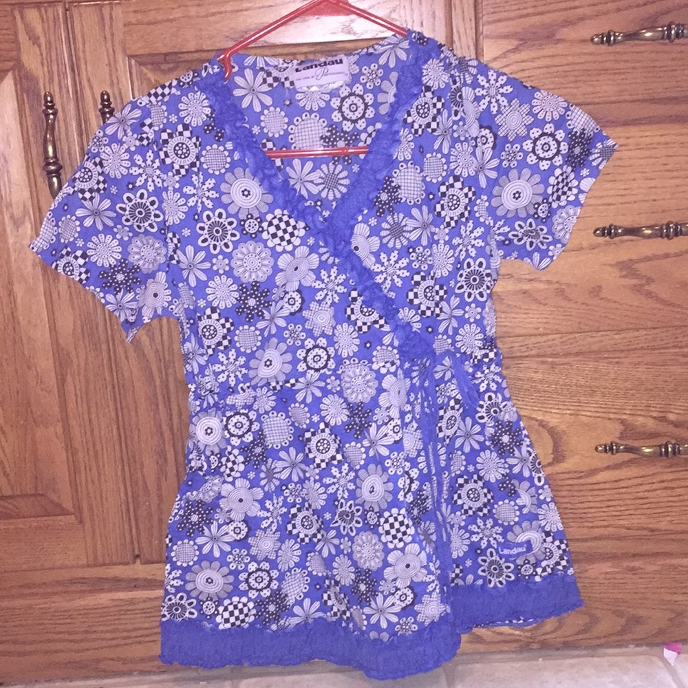 Landau scrub top 😍